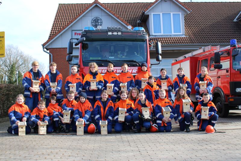Junge Feuerwehrleute setzen sich für die Natur ein